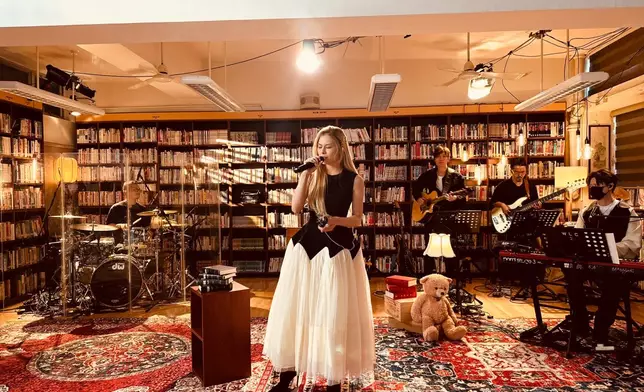 兌現新歌《Dum Dum》MV突破100萬收看次數就開網上騷的承諾。