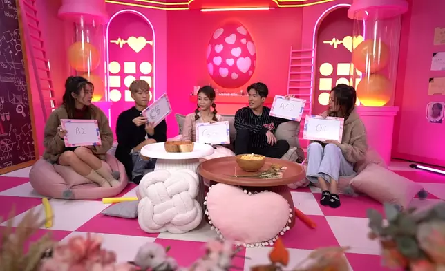 （左起）Jojo、Koba、Susuca、Alan同Karen寫下目前感情狀況。