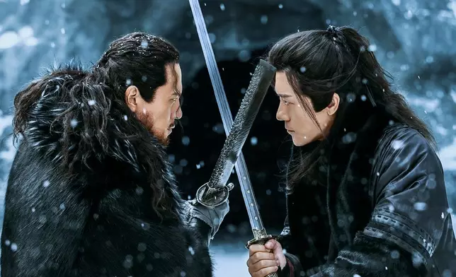 胡一刀與苗人鳳（右）於首集的懸崖之戰打得精彩又激烈。