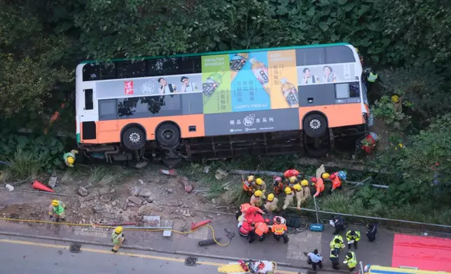 796P巴士在日出康城總站出車後至康城路翻側。