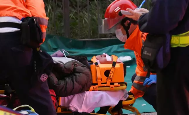 部分傷者須戴上頸箍固定傷勢，由救護員經擔架床送上救護車送院