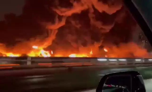 高架橋上對面行車拍下油罐車爆炸後的現場情況。