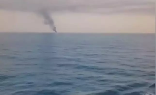 一艘空載的油船在日照海域發生爆炸。影片截圖