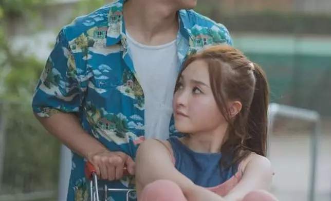 馮卓然（Anton）去年成為新聞人物，因他被指背拍拖多年的圈外女友偷食林欣彤，而他與林欣彤認愛半年就宣佈分手。