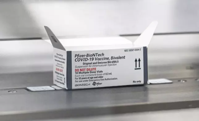 美疾控中心指輝瑞新冠二價疫苗可能與長者中風有關。美聯社