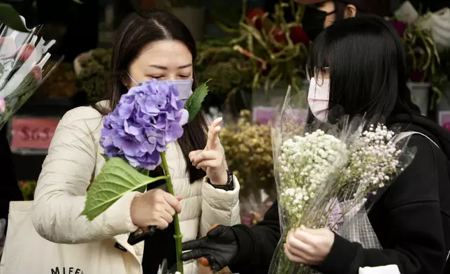 女士們悉心選購賀年花束。