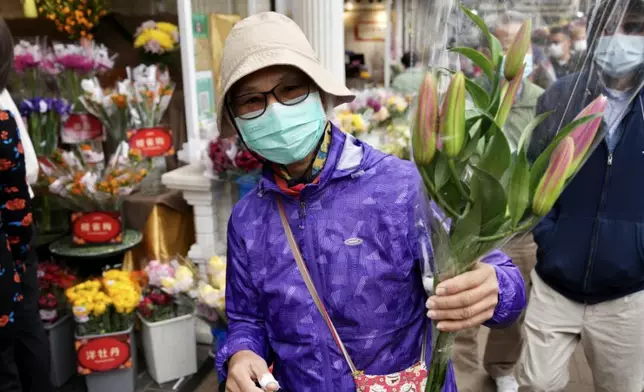 黃女士毋懼人多，直指到旺角花墟買花「氣氛很好」。