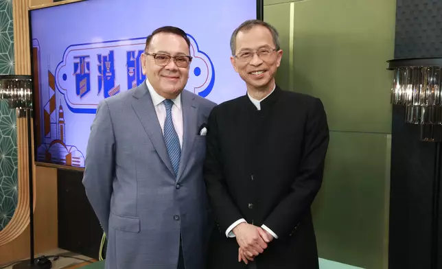 前立法會主席曾鈺成（右）及前立法會議員石禮謙（左）擔任《香港飯局》主持。