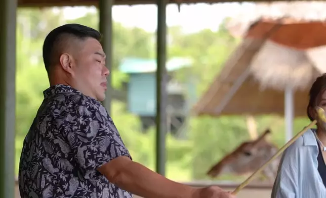 不過都唔夠Michael細膽，一直站在遠處睇人餵。