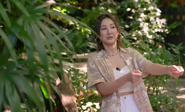 高Ling重演Michael餵長頸鹿時的動態，好盞鬼。