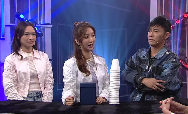 何依婷用「神奇收納盒」變走啲杯，究竟係點做到？