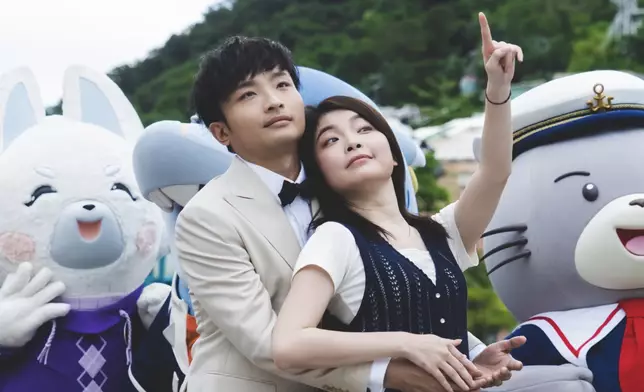 阿Dee今次異性緣爆發，除了和Asha有親嘴鏡頭外，更有陳海寧（Isabella）化身「Dee迷」進行攬攬埸面。