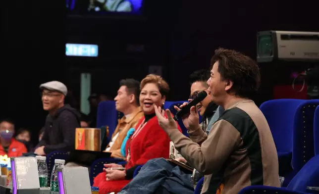 肥媽又同伍仲衡鬥嘴，笑言對方個心係石做。