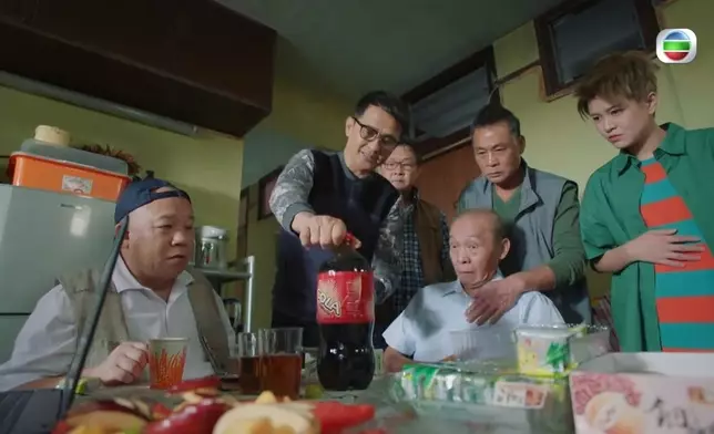 翰叔後面就係鄭家生。