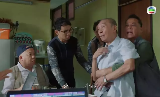 佢尋晚嘗試幫啃親嘅翰叔chok番粒提子出嚟。