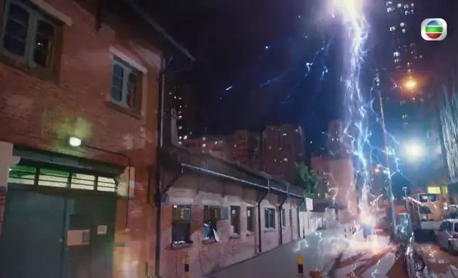 2日晚呢幕閃電令網民好興奮，因為佢哋覺得會有大件事發生，仲一定係同另一個維度有關嘅！