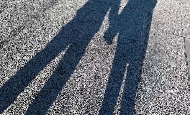 峮峮貼出去陽明山賞櫻的「牽手照」引發網民討論！