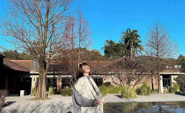 峮峮看到陽明山盛開的櫻花相當開心。