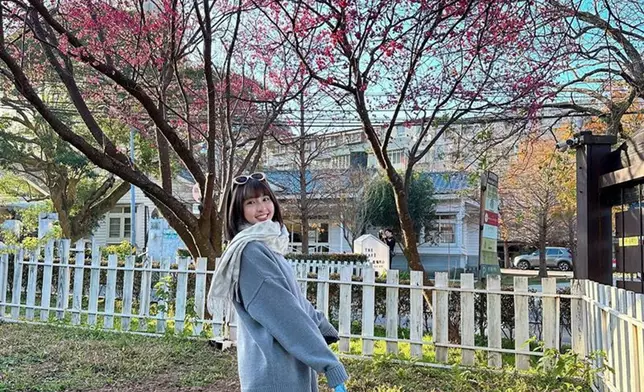 多次對鏡頭回眸一笑！