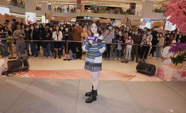 Apple在台上表現淡定投入，不時向商場內的圍觀者揮手打招呼。