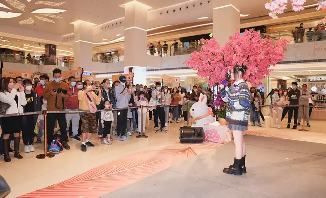 Apple首度在商場演唱。