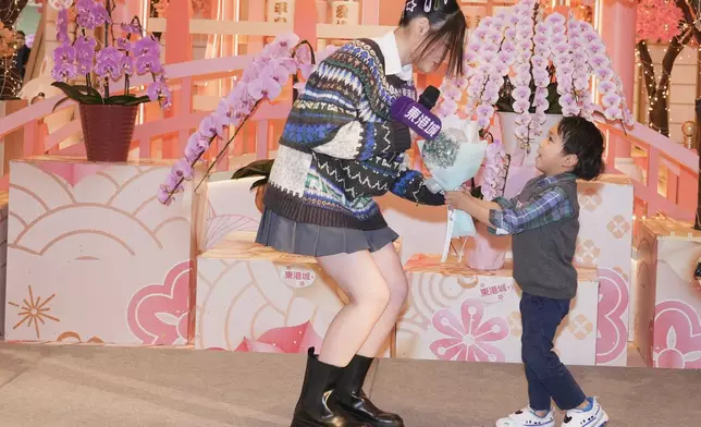 Apple獲小粉絲送上萌兔波波球花束。