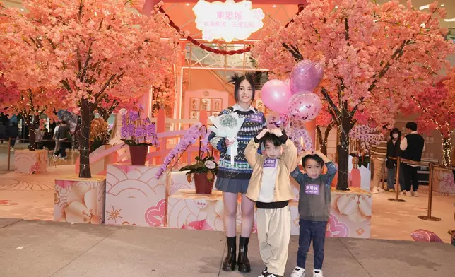 Apple獲小粉絲送上萌兔波波球花束。