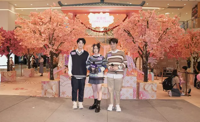 Apple與兩位Buskers Kelvin Ho和Kelvin Tsui一同出席活動。