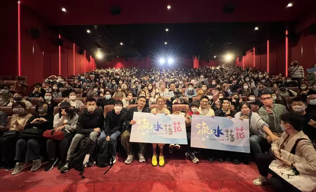 《流水落花》導演賈勝楓連同鄭秀文（Sammi）、陸駿光、談善言及小演員黃梓樂、李昀蔚等出席謝票。