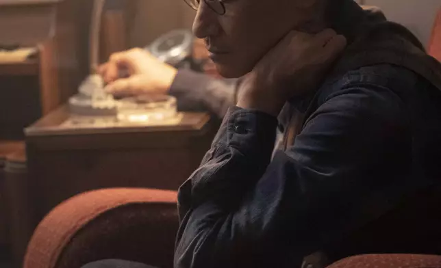 學友在MV中飾演一位古董店老闆，本打算結束營業就此放棄，但看到大家堅守自己的崗位，放下放棄的念頭。