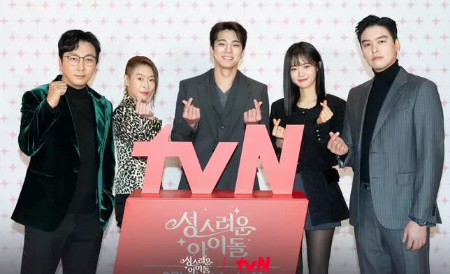 （左至右）卓在勳、芮智媛、金旻奎、高甫潔、李章宇出席新劇發布會（tvN官網圖片）