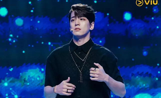 金旻奎飾演男神倫布里，穿越到男團偶像禹延宇身上（黃Viu提供劇照）