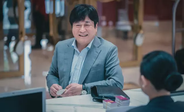 韓國國寶級影帝崔岷植闊別電視劇25年（Disney+提供圖片）