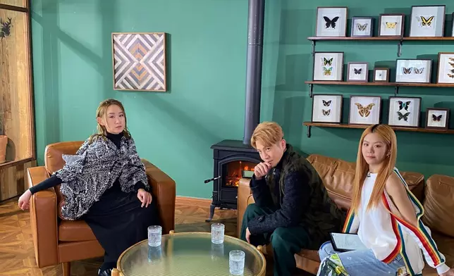 （右起）節目主持沈貞巧(Gao) 、湯駿業、嘉賓王菀之