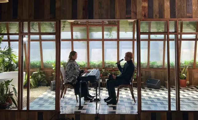 王菀之與湯駿業合作演繹《孤兒體質》。