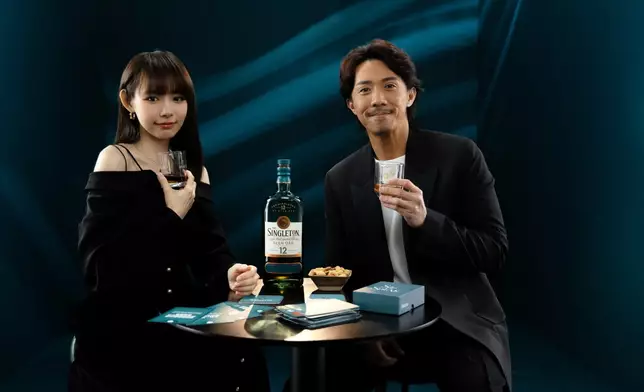 張繼聰與林明禎大玩卡牌遊戲。