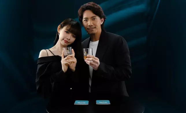 兩人一邊摸酒杯底，一邊分享愛情故事。