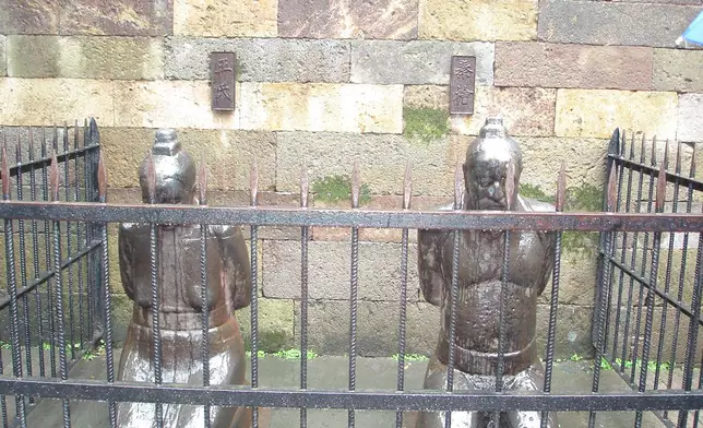 秦檜在位期間使岳飛遺物整理變得困難。圖為杭州岳王廟秦檜夫婦跪像。(網上圖片)