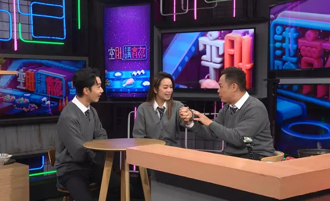 阿祖分享指中學時亦曾被女同學乘機十指緊。