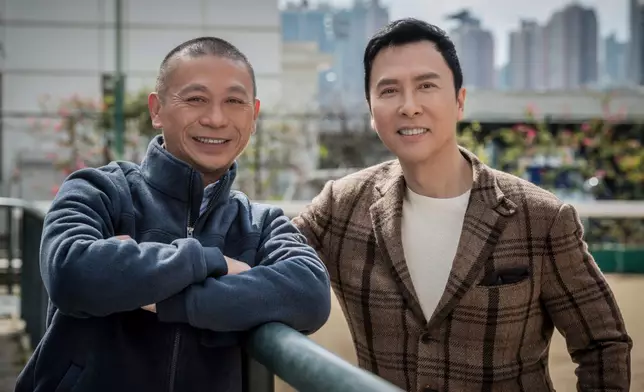 他分別地與「浪漫勇士」鐵三角團隊包括馬主劉栢輝(上)、練馬師沈集成(中)、騎師田泰安(下)對談。