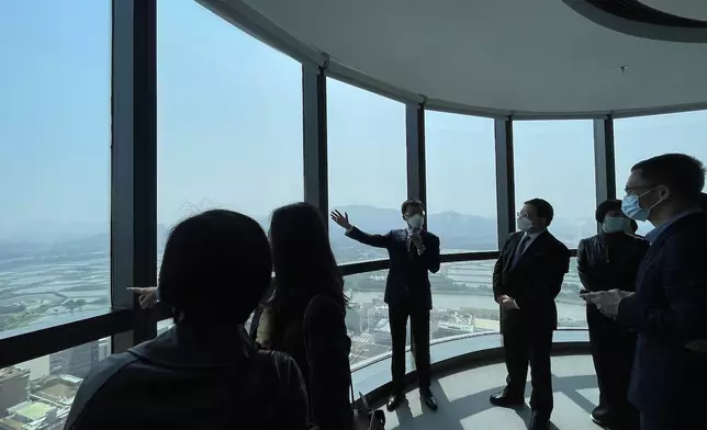 深圳市福田區委書記黃偉在現場為參訪團進行講解。本網記者攝