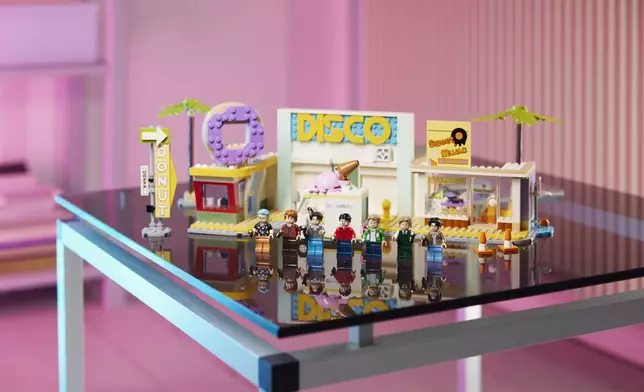 BTS在《Dynamite》MV裡的經典場景利用LEGO顆粒還原（LEGO提供圖片）