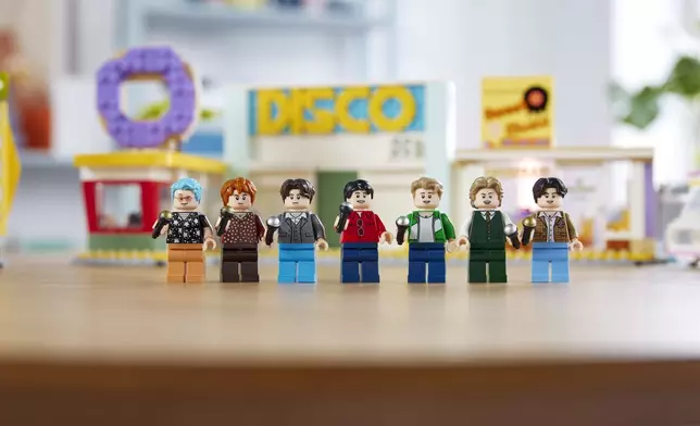 盒組包含BTS七位成員的迷你人仔（左起：RM、Jin、SUGA、j-hope、Jimin、V及Jung Kook），並以他們在《Dynamite》MV裡的士高場景中的復古造型呈現（LEGO提供圖片）