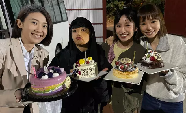 糖妹、李君妍（左1）同譚凱琪（右）齊齊為龔嘉欣慶生（右2），問到點解有四個蛋糕咁多，糖妹笑言：「因為大家都錫佢咯。」