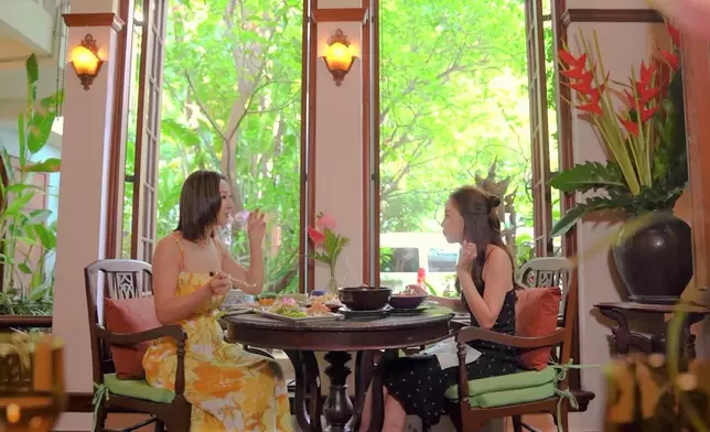 兩位女士邊食邊傾心事。