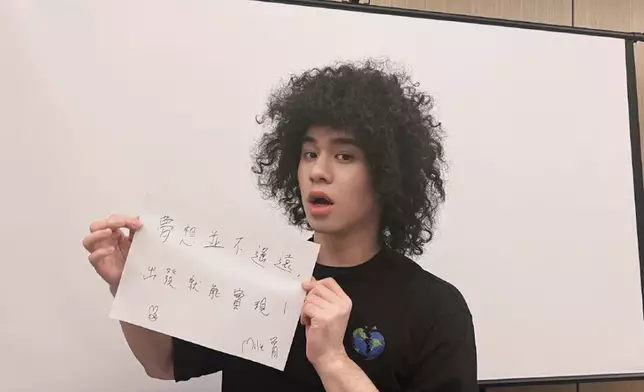 Mike爆炸頭好突出。