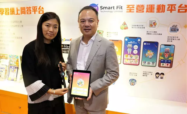 香港欣學教育科技有限公司創始人及行政總裁黃慶凱(右)及天翔創科有限公司始創人陳新雅(左)，於2022年共同創立Smart Fit全新運動科技品牌。