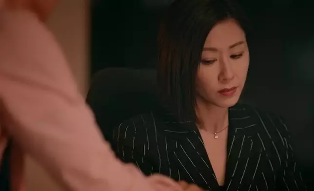 但佢嘅眼神出賣咗佢。