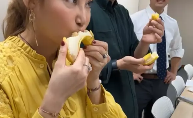 ViVi生食香蕉皮。