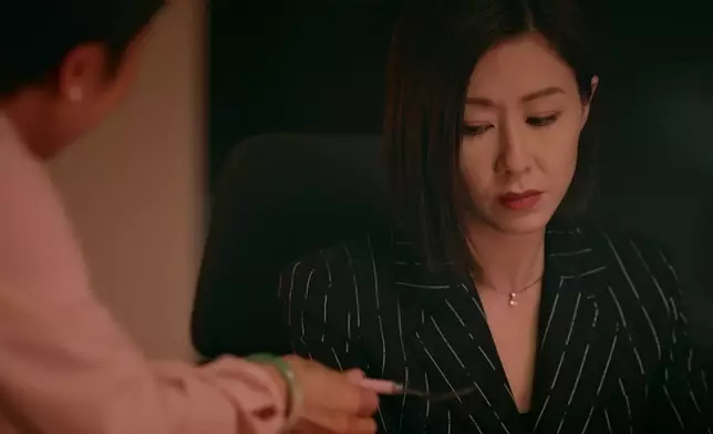 見到媽咪特別裝備嘅叉時，胡定欣一秒即紅了眼眶，少啲演技都Hold唔住。